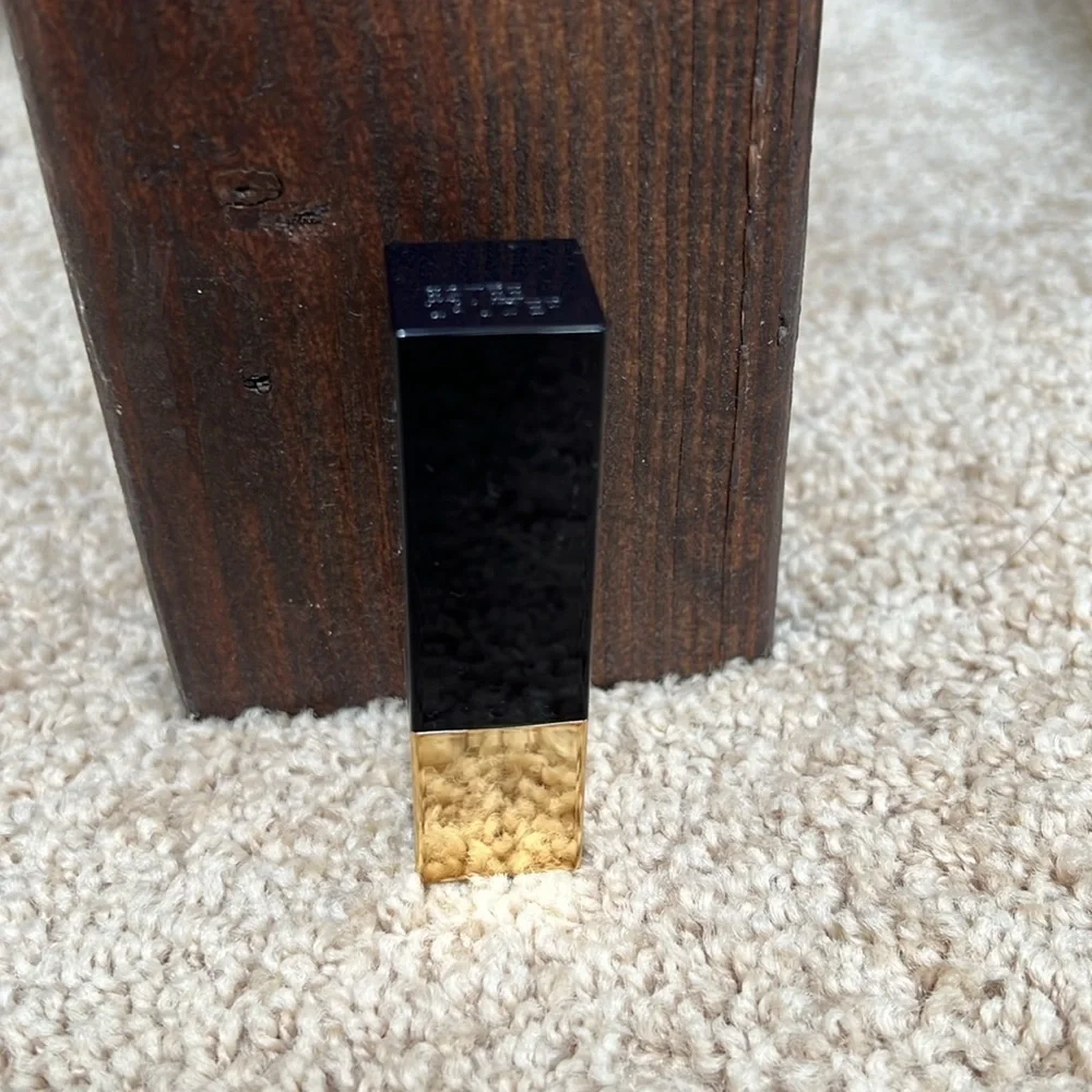 Estée Lauder pure envy No 220 powerful sculpting lipstick.
